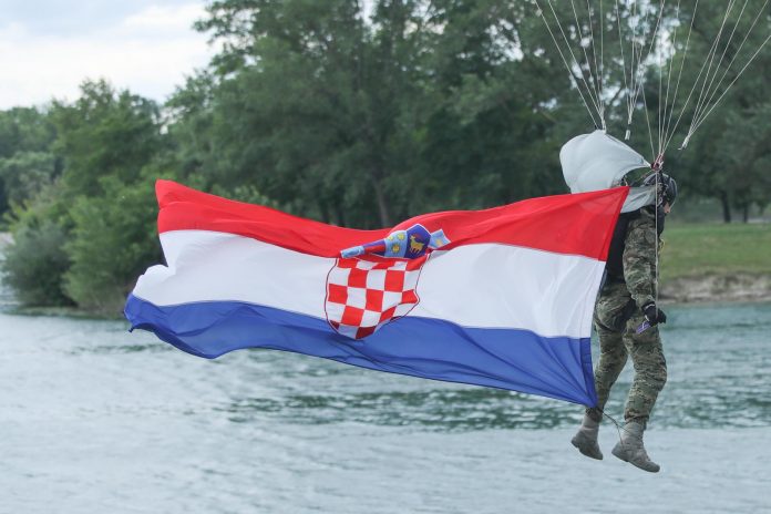 padobranac s hrvatskom zastavom