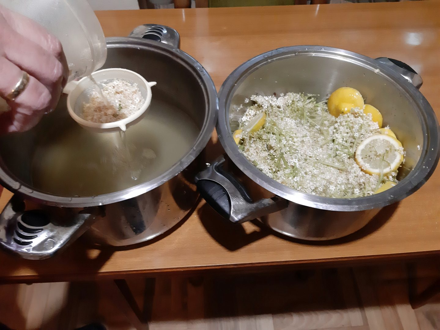 Prije kuhanja, vodu u kojoj je bila bazga dobro procijediti na sitnom cjedilu