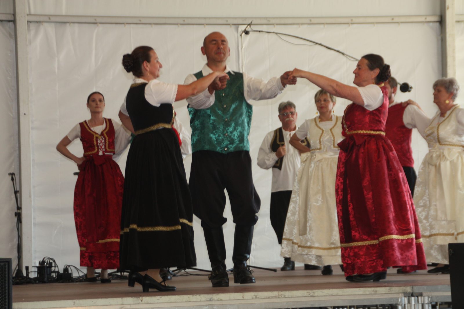 Donji Kraljevec bio je domaćin 8. Međunarodnog susreta folklornih skupina uz ples, glazbu, tradicionalna jela i nastupe puhačkih orkestara.