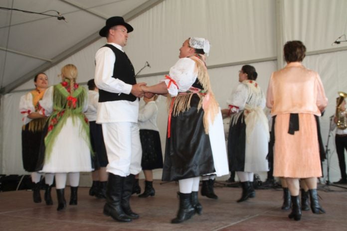 Donji Kraljevec bio je domaćin 8. Međunarodnog susreta folklornih skupina uz ples, glazbu, tradicionalna jela i nastupe puhačkih orkestara.