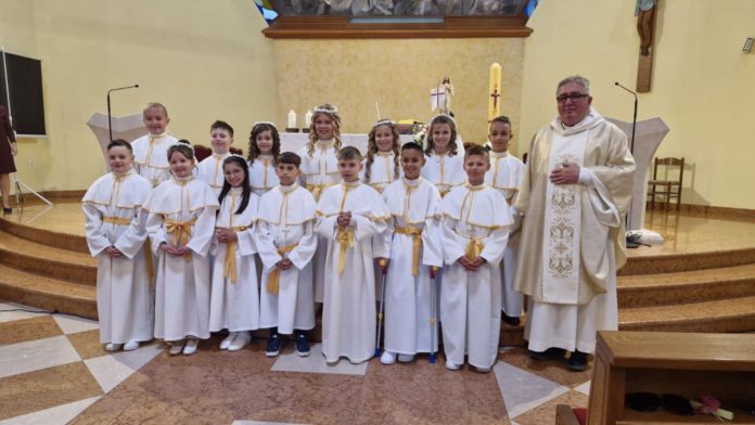 Djeca iz Šenovca primila Prvu svetu pričest u crkvi sv. Jelene Križarice, uz svečano misno slavlje i blagoslov župnika Antuna Štefana.