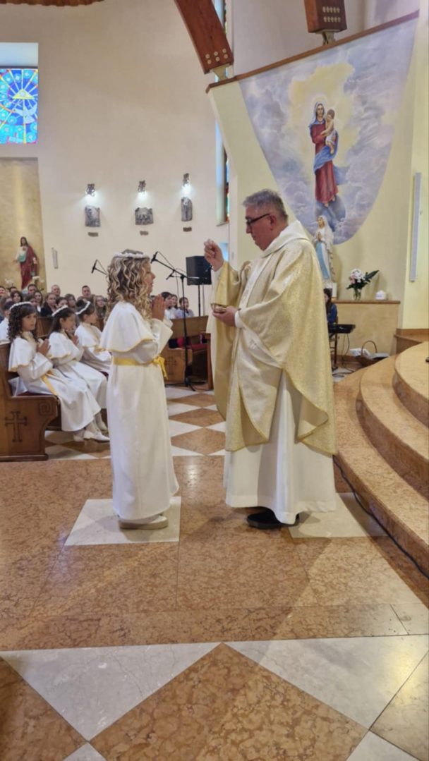 Djeca iz Šenovca primila Prvu svetu pričest u crkvi sv. Jelene Križarice, uz svečano misno slavlje i blagoslov župnika Antuna Štefana.