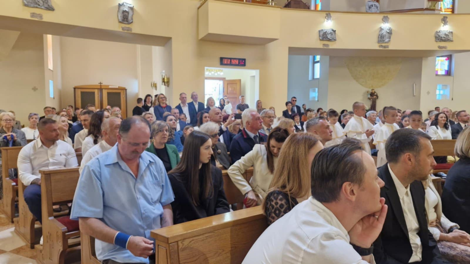 Djeca iz Šenovca primila Prvu svetu pričest u crkvi sv. Jelene Križarice, uz svečano misno slavlje i blagoslov župnika Antuna Štefana.
