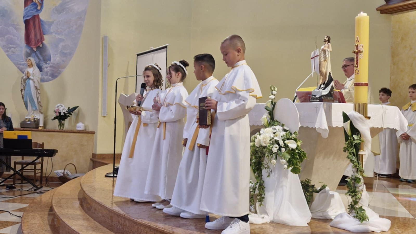 Djeca iz Šenovca primila Prvu svetu pričest u crkvi sv. Jelene Križarice, uz svečano misno slavlje i blagoslov župnika Antuna Štefana.