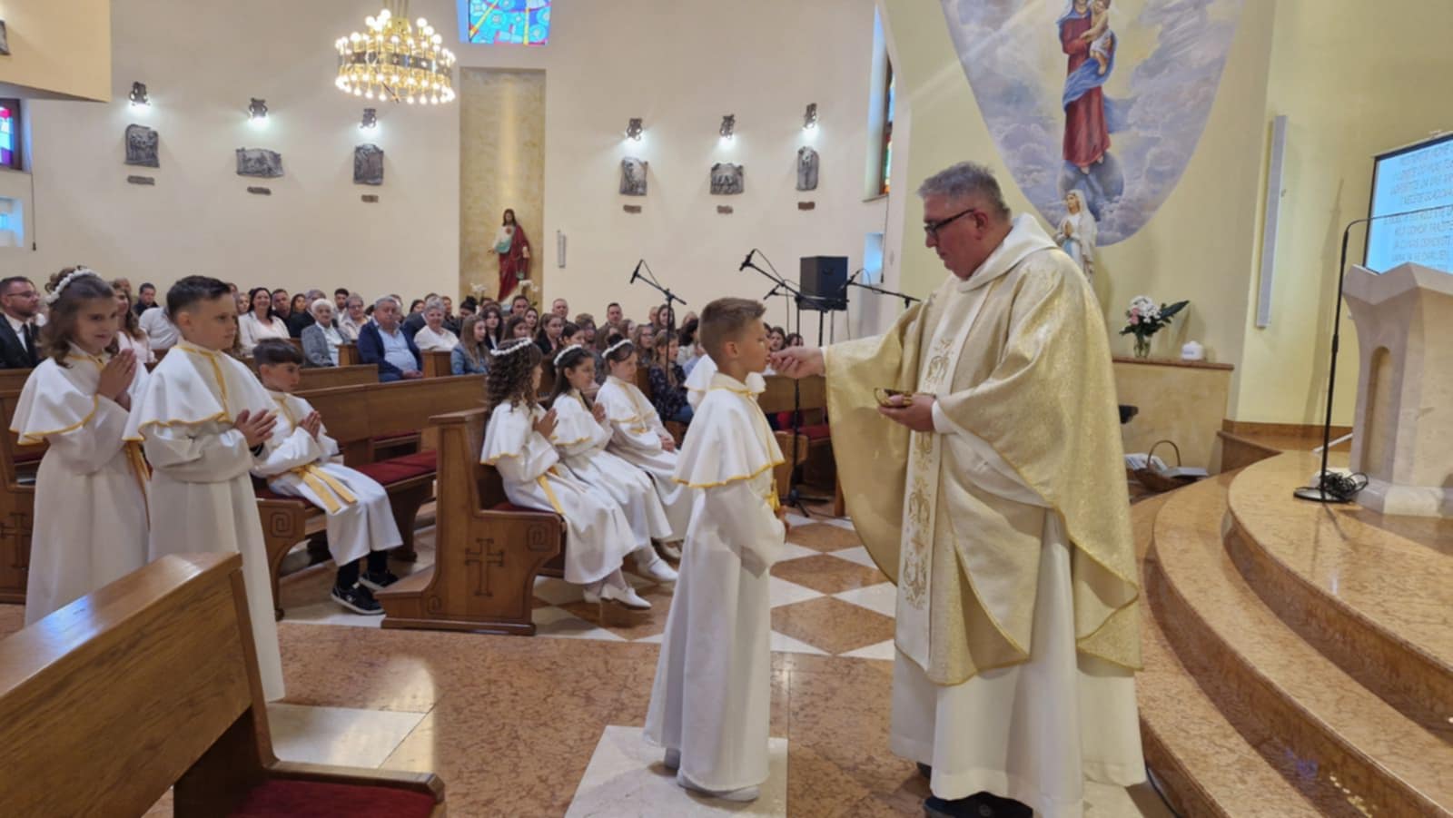 Djeca iz Šenovca primila Prvu svetu pričest u crkvi sv. Jelene Križarice, uz svečano misno slavlje i blagoslov župnika Antuna Štefana.