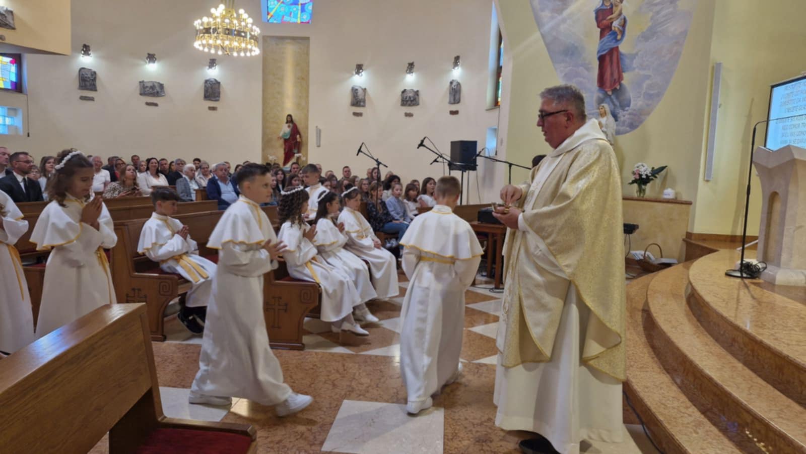 Djeca iz Šenovca primila Prvu svetu pričest u crkvi sv. Jelene Križarice, uz svečano misno slavlje i blagoslov župnika Antuna Štefana.