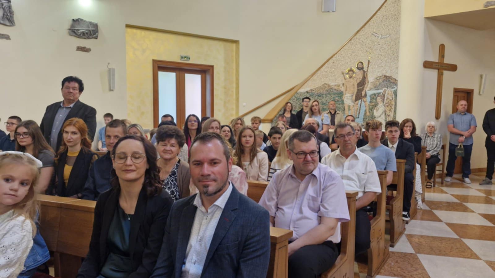 Djeca iz Šenovca primila Prvu svetu pričest u crkvi sv. Jelene Križarice, uz svečano misno slavlje i blagoslov župnika Antuna Štefana.