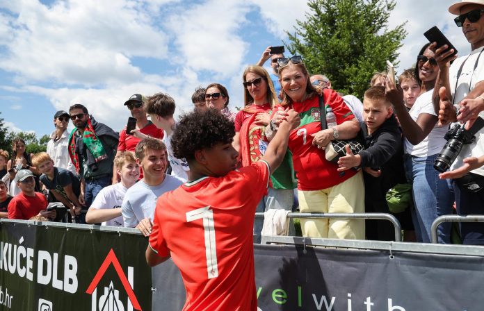 13.05.2025. Sveti Martin Na Muri - Turnir “Vlatko Marković” za nogometase do 15 godina. Portugal - Japan. Cristiano Ronaldo Junior, Maria Dolores dos Santos Aveiro Photo: Matija Habljak/PIXSELL