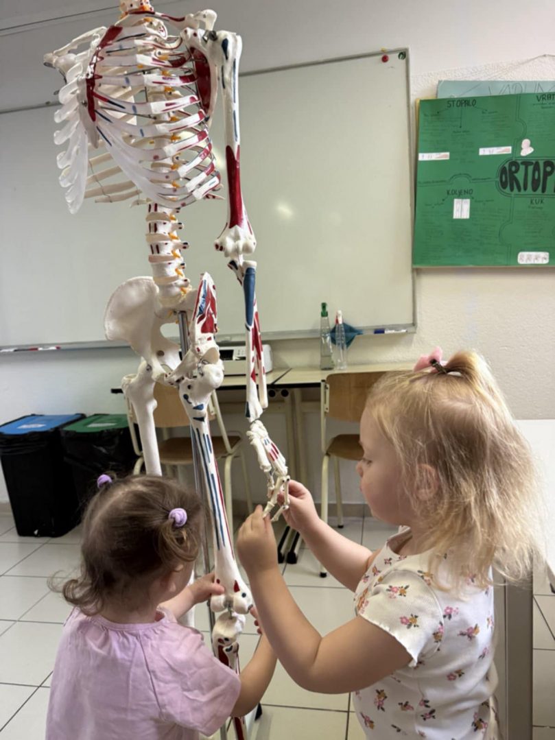 U sklopu projekta "Mala bolnica", učenici medicinske škole povezali su se s DV Cipelica kroz edukaciju, igru i prijateljski susret.