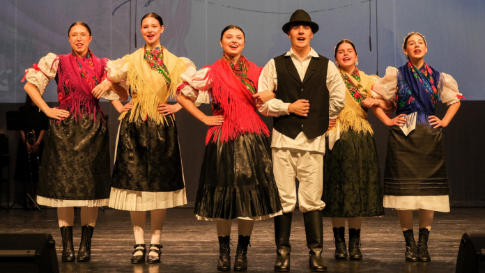 Gimnazijski folkloraši i tamburaši osvojili publiku širom regije