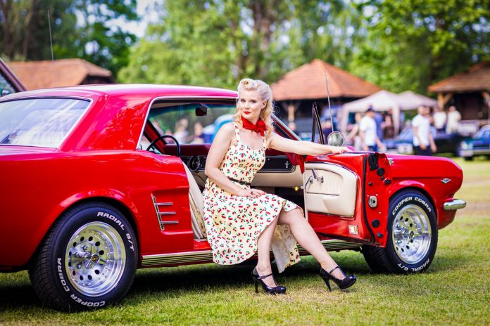 Pin up žena - Trash & Burn