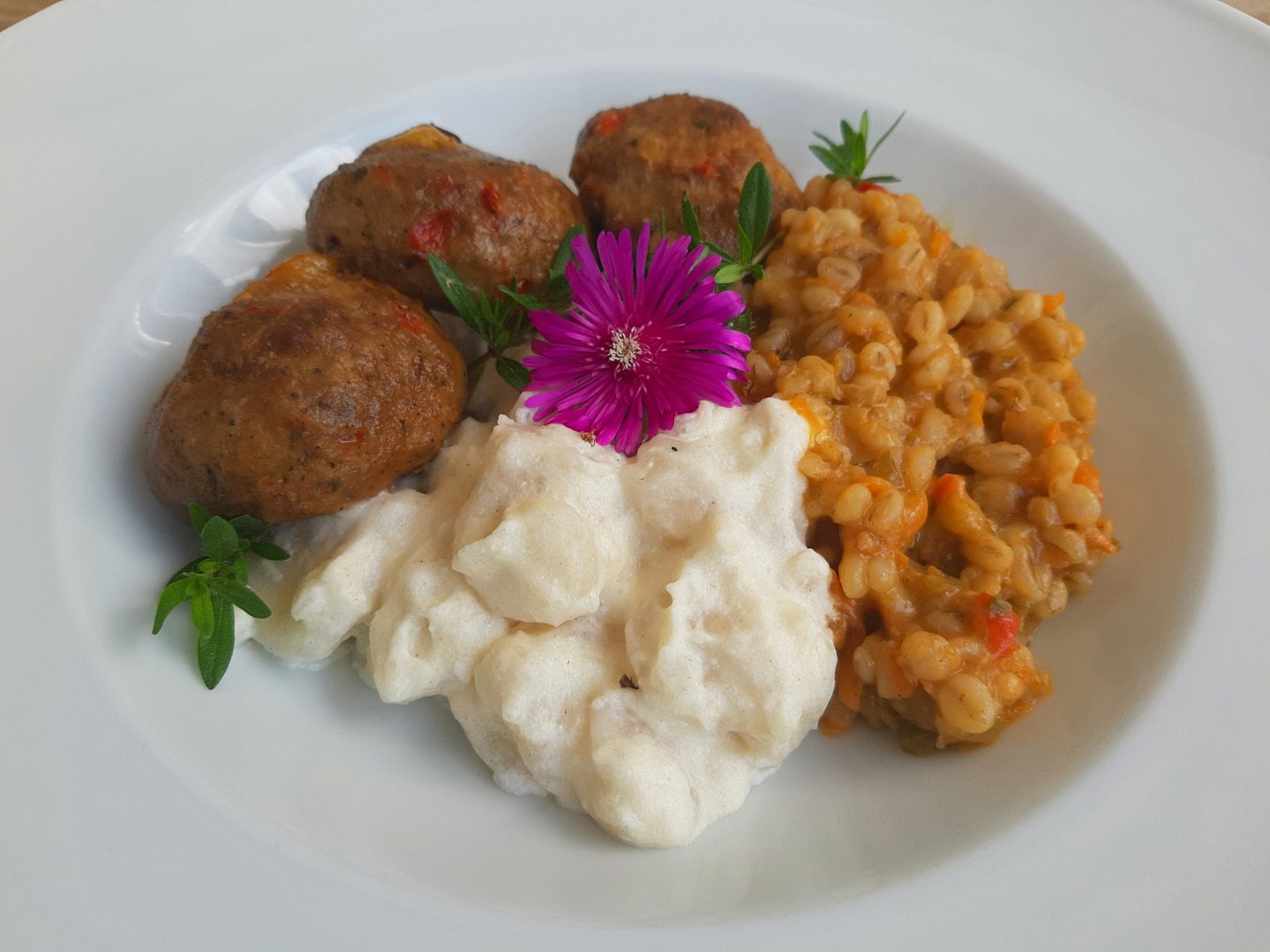Mesne okruglice s trgancima i ječmenom kašom