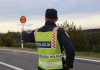 policajac s palicom za stop