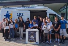 Učenici se nalaze ispred policijskog kombija nakon edukacije.