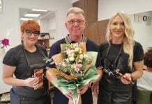 Na silici se nalaze dvije zenske osobe koje rade u frizerskom salonu Blondina koji slavi 20-tu godisnjicu a dijeli takoder isti datum s gradonačelnikom Draženom Srpakom koji je također na slici