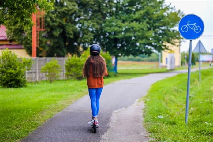Dijeta s kacigom na električnom romobilu