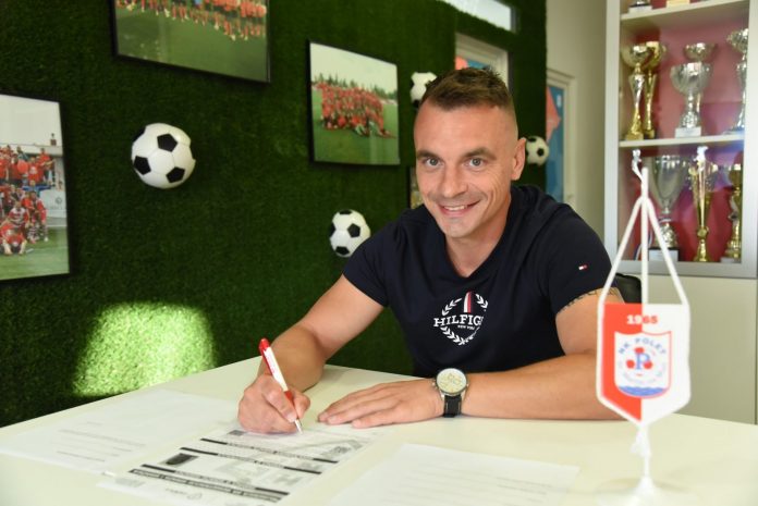 Vedran Vinko potpisuje ugovor