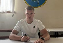 Vlado Marković potpisuje ugovor