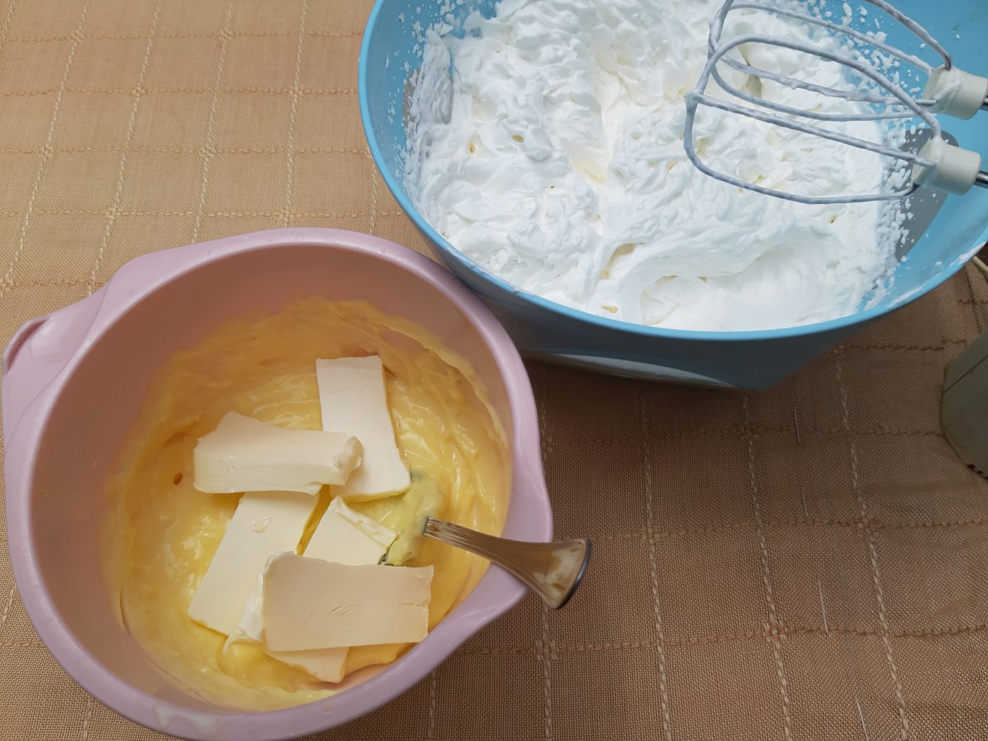 U ohlađenu kremu od vanilije dodati margarin i šlag (Slika 2.)