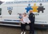 Žena s djetetom i policajkom