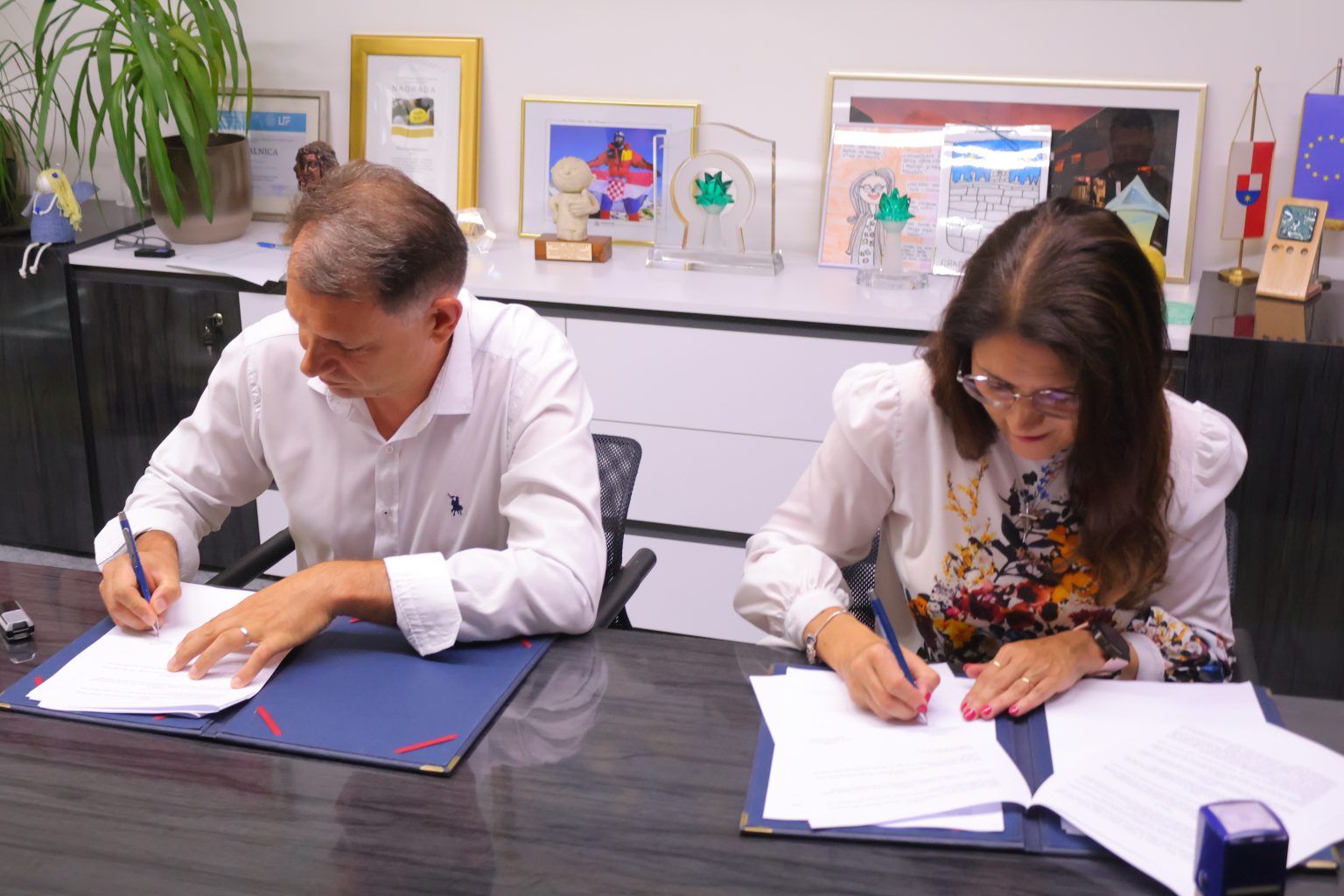 Ljerka Cividini potpisuje ugovor