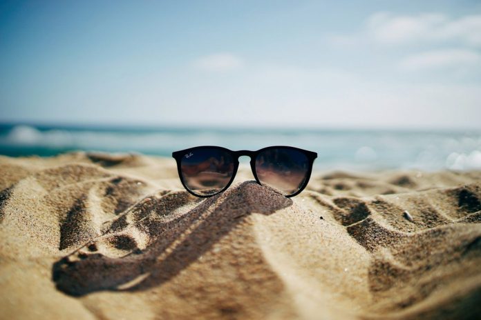 Ilustracija sunčanih naočala i plaže