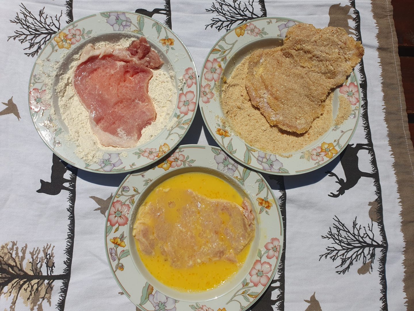 Meso uvaljati u brašnu, jajima i krušnim mrvicama