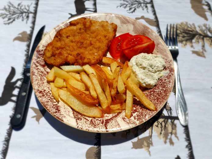 Bečki odrezak s tartarom i pommes fritesom odlična je kombinacija