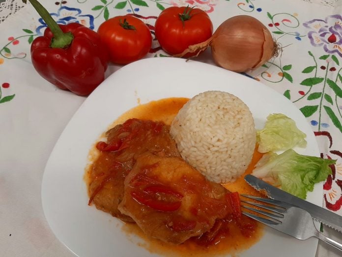 Gotov odrezak u umaku savršeno se slaže sa svim prilozima