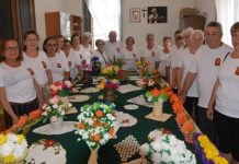članovi uduruge umirovljenika donja dubrava na izloži radova od krep papira
