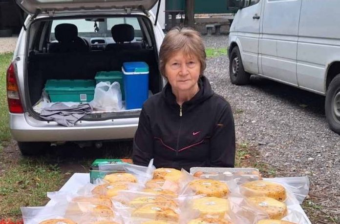 Žena na štandu sa svojim sirom, Čakovec sajam