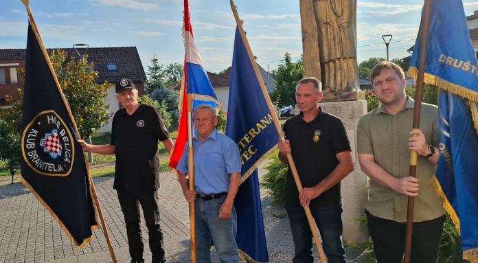 Ljudi koji odaju počast braniteljima na komemoraciji, Komemoracija Šenkovec branitelji