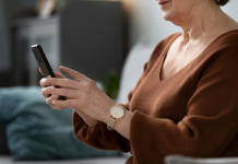 žena na mobitelu, mobitel, telefon, internet prijevare, mobilna prijevara