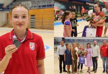 Rahela Varga s medaljom i malim Zrinskicama te obitelji, načelnikom Pribislavca i županom