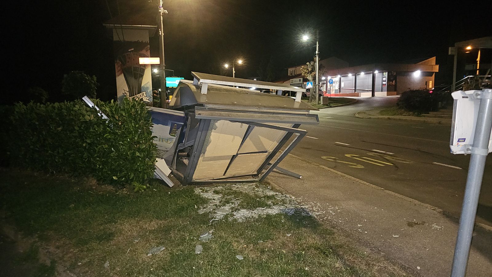 Selnica porušena autobusna stanica Porušena nadstrešnica na autobusnoj stanici u Selnici