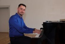 Nikola Mutvar za klavirom