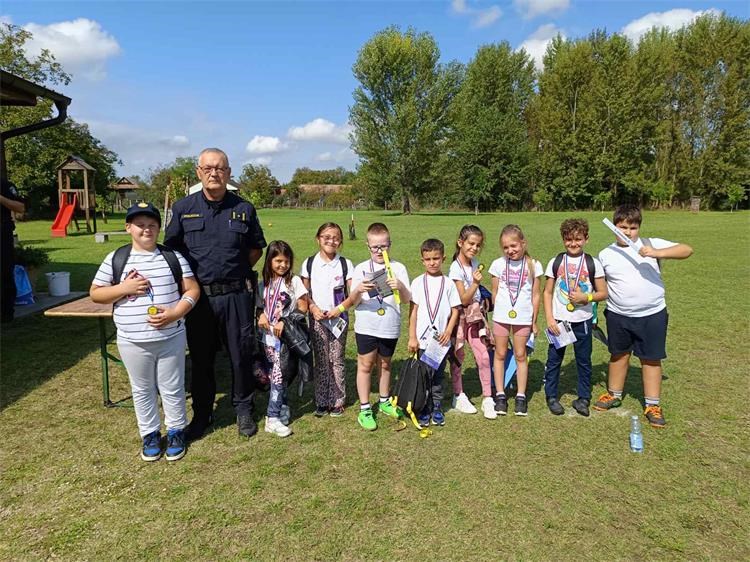 Djeca u Hodošanu sudjeluju u sportskim igrama i edukaciji o prirodi i prometnoj sigurnosti tijekom obilježavanja Hrvatskog olimpijskog sportskog dana.