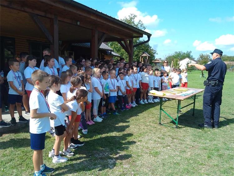 Djeca u Hodošanu sudjeluju u sportskim igrama i edukaciji o prirodi i prometnoj sigurnosti tijekom obilježavanja Hrvatskog olimpijskog sportskog dana.