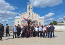 Branitelji sa biskupom Markom Medom na slici