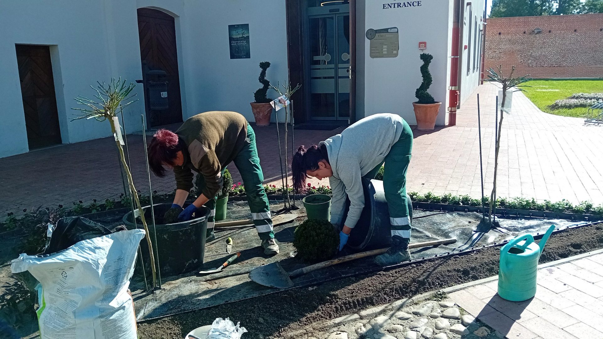 Darija Kozar i Tatjana Horvat, danas su svojim radom uljepšale perivoj Zrinskih u Čakovcu.
