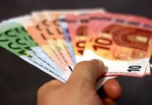 Ilustracija prikazuje lijevu ruku koja nekome pruža novac, plaće Hrvatska rujan, inkluzivni dodatak preminule osobe