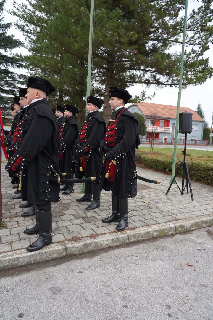 Svečani postroj Zrinske garde Čakovec uz spomenik Nikoli Zrinskom Čakovečkom u Gornjem Kuršancu