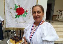 Marijina kuruzna zlevanjka sa šljivama iz bakine kuhinje Marija u svečanoj narodnoj nošnji predstavlja udrugu “Gardruža”