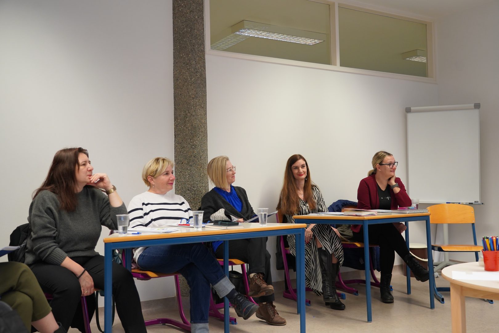 Sudionici edukacije PoMoZi Da o traumatskim iskustvima kod djece i mladih u učionici Zavoda za javno zdravstvo Međimurske županije