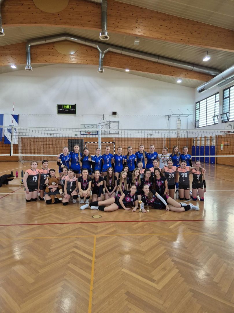 Mlade odbojkašice OK Totovec slave ulazak u najbolju skupinu uz ponosnu predsjednicu Karlu Črep i trenera Nikšu Jalšovca.