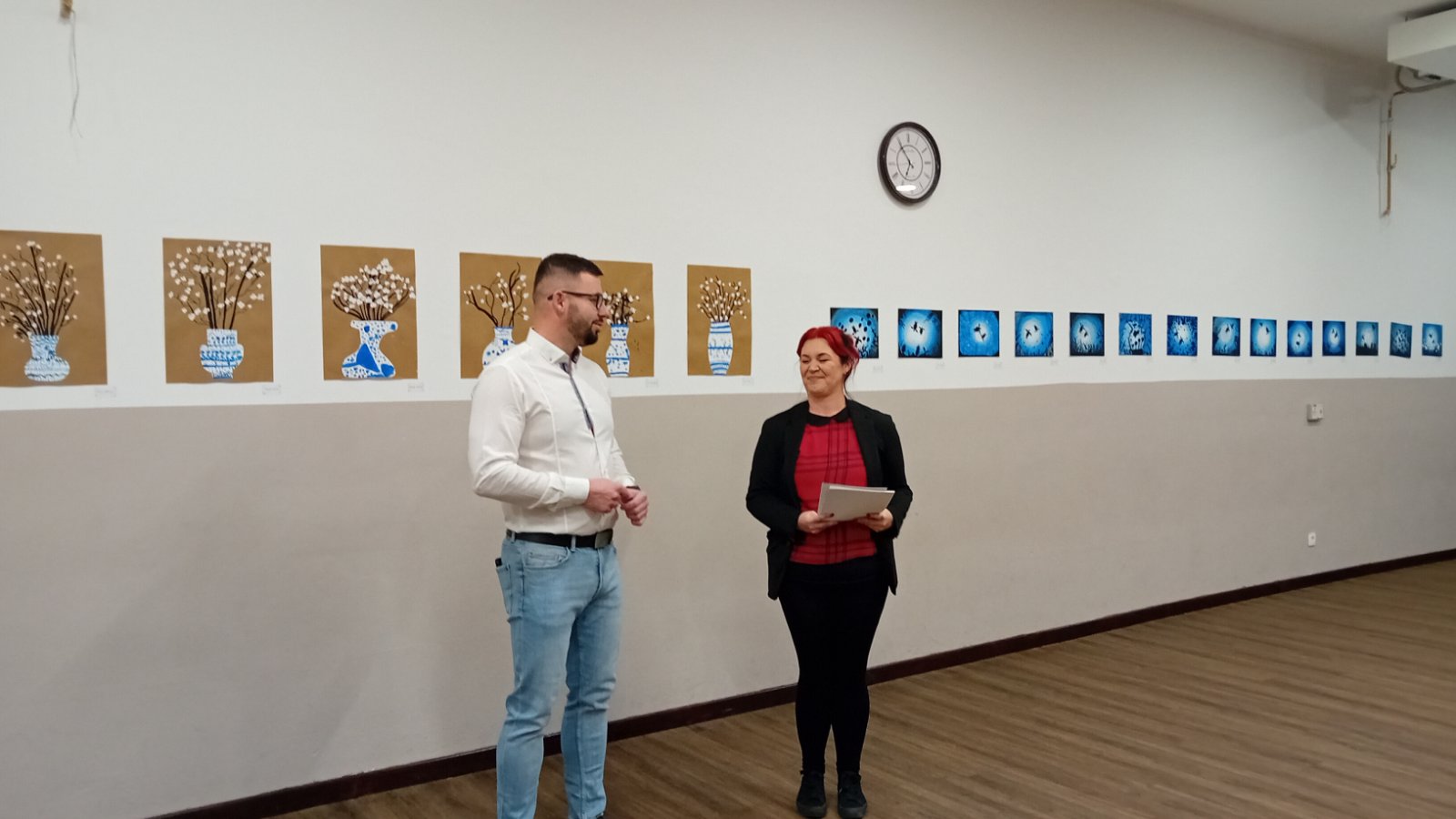 Načelnik Općine Nedelišće Nikola Novak uručuje zahvalnice malim umjetnicima Kids art cluba.