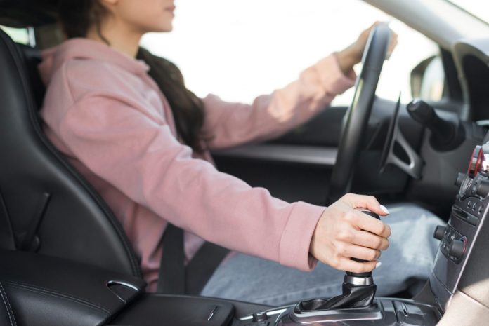 žena vozi automobil - auto - vozačica
