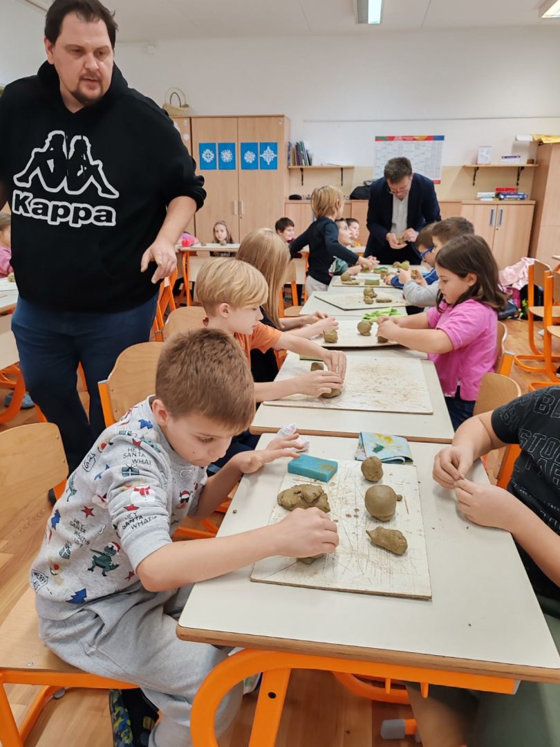 Profesor Petar Križnar motivira učenike u kreativnom likovnom druženju.