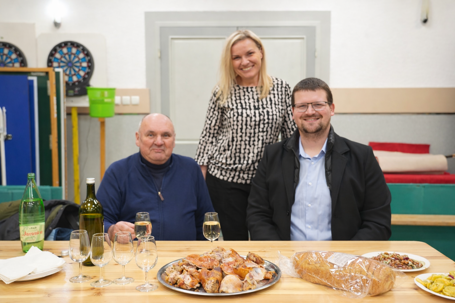 Druženje nakon mise – vinogradari i gosti uživaju u odojku, kolačima i domaćem vinu u starom vatrogasnom domu.