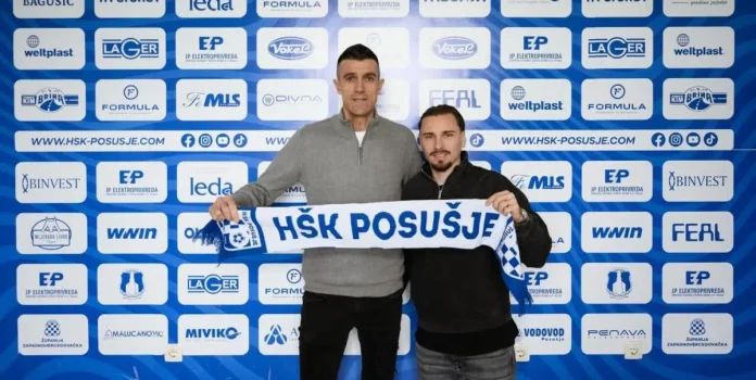Ivan Krstanović i Denis Bušnja s dresom u ruci